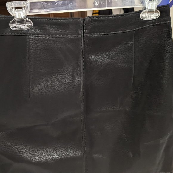 Express Suede black mini skirt (size 8) - Picture 4 of 4